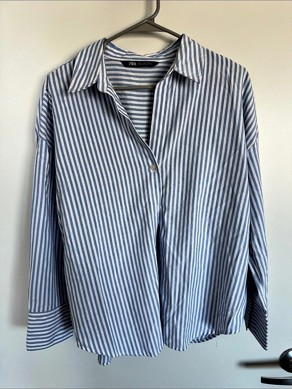 Zara Striped Button Down in Blue & White Size Medium Like New